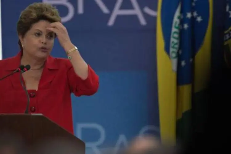A presidente Dilma Rousseff sanciona lei complementar que estabelece o Simples Nacional, que trata de melhorias e avanços na Lei Geral da Micro e Pequena Empresa (Marcelo Camargo/Agência Brasil)