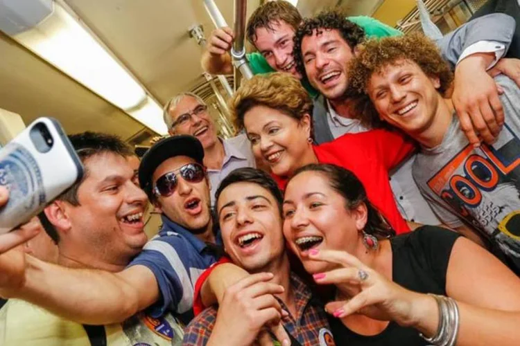 
	Dilma Rousseff tira uma selfie durante visita em Novo Hamburgo, no Rio Grande do Sul
 (Ichiro Guerra/Dilma 13/Divulgação)
