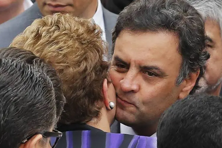 
	Atual presidente do Brasil, Dilma Rousseff, cumprimenta seu rival nas elei&ccedil;&otilde;es Aecio Neves
 (Reuters/Paulo Whitaker)