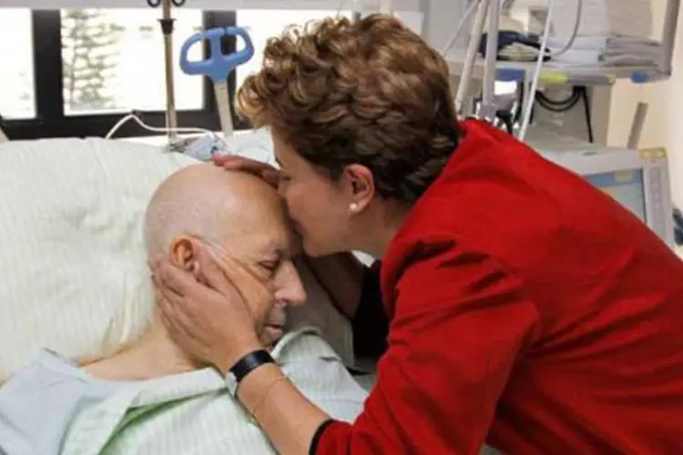 Dilma em visita a Alencar no hospital: presidente antecipou retorno de Portugal (Agência Brasil)
