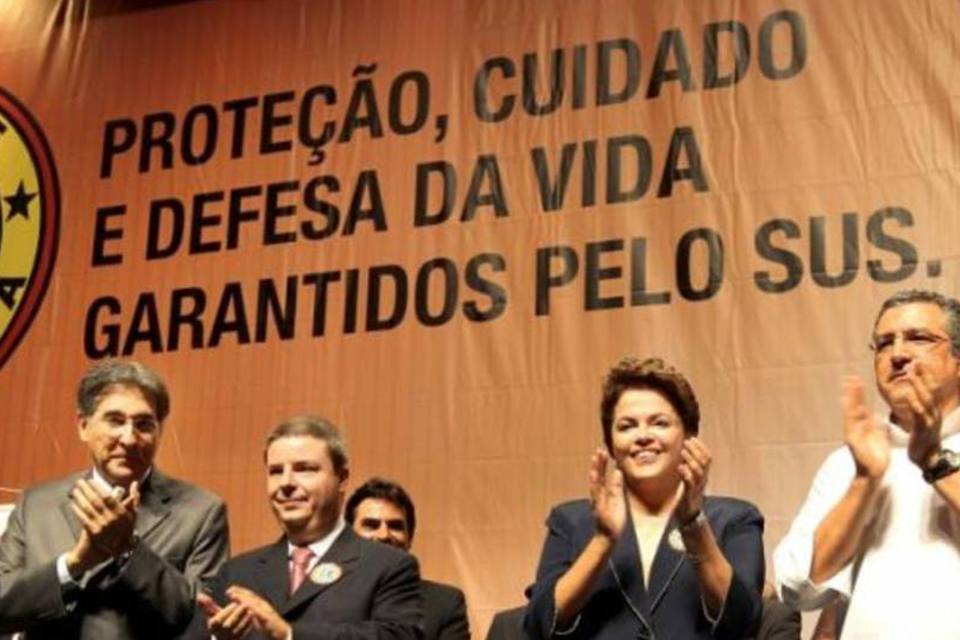 Dilma e Anastasia trocam afagos e falam em parceria