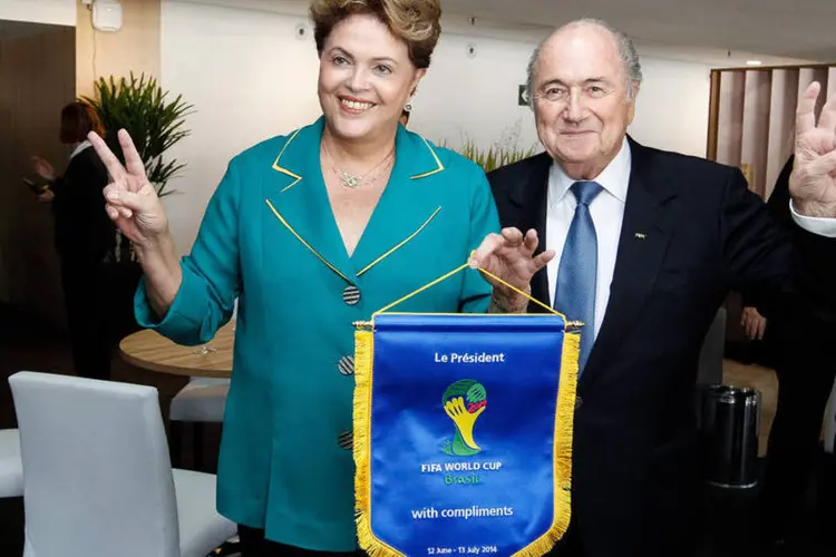 
	Dilma e Joseph Blatter durante cerim&ocirc;nia de abertura da Copa do Mundo
 (Roberto Stuckert Filho/PR)