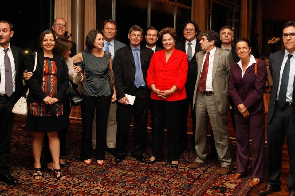 Coligação de Aécio pede multa contra fotógrafo de Dilma