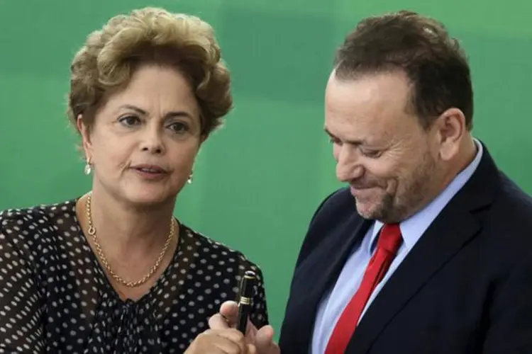 
	Dilma Rousseff e Edinho Silva: a presidente e seus ministros mais pr&oacute;ximos promovem negocia&ccedil;&otilde;es com a base aliada para barrar o impeachment
 (REUTERS/Ueslei Marcelino)