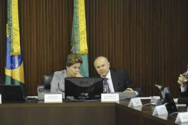 Presidenta Dilma Rousseff, entre o vice-presidente Michel Temer e o ministro da Fazenda, Guido Mantega, durante reunião com empresários, no Palácio do Planalto (Fabio Rodrigues Pozzebom/ABr)