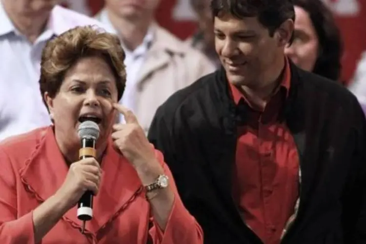 Presidente Dilma Rousseff fala a partidários do candidato à prefeitura de São Paulo Fernando Haddad durante comício em São Paulo (Nacho Doce/Reuters)