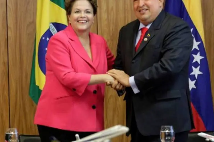 Dilma Rousseff encontrando Hugo Chávez: presidente disse que a entrada da Venezuela no Mercosul fortalece “o caráter democrático” do bloco (Ueslei Marcelino/Reuters)