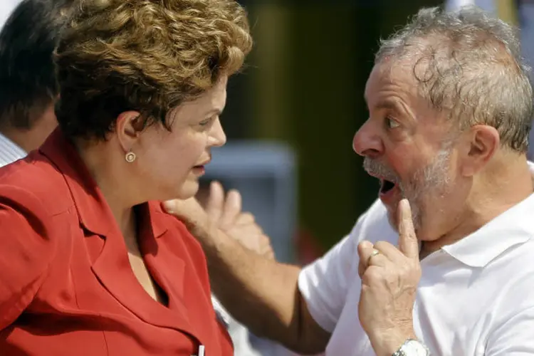 
	Dilma e Lula: esta &eacute; a segunda puni&ccedil;&atilde;o &agrave; campanha de Dilma
 (Paulo Whitaker/Reuters)