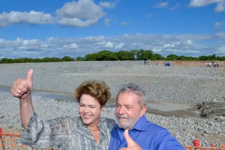 Dilma Rousseff e Lula durante visita às obras do Projeto de Integração do Rio São Francisco, em Pernambuco (Cadu Gomes/Dilma 13/Divulgação)