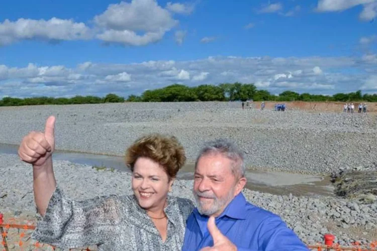 Dilma Rousseff e Lula durante visita às obras do Projeto de Integração do Rio São Francisco, em Pernambuco (Cadu Gomes/Dilma 13/Divulgação)