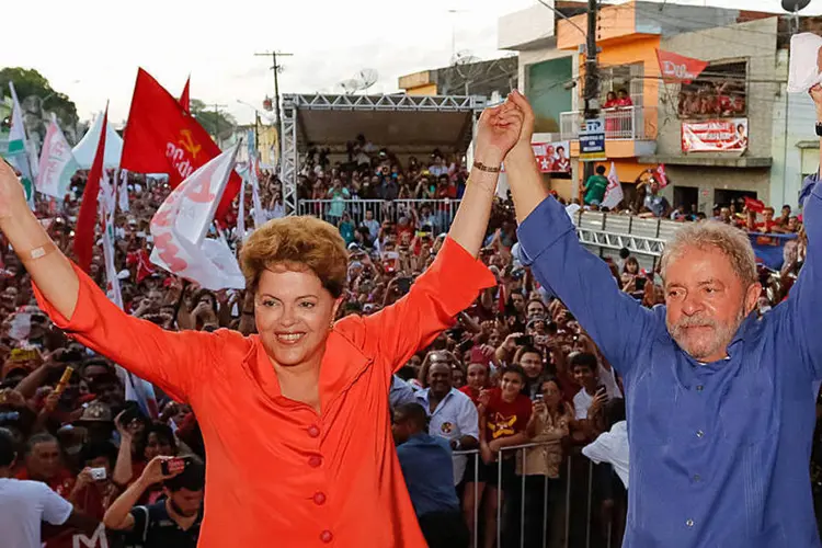 Candidata Dilma Rousseff e o ex-presidente Lula durante ato político em Goiana, no interior de Pernambuco (Ichiro Guerra/Dilma 13/Divulgação)