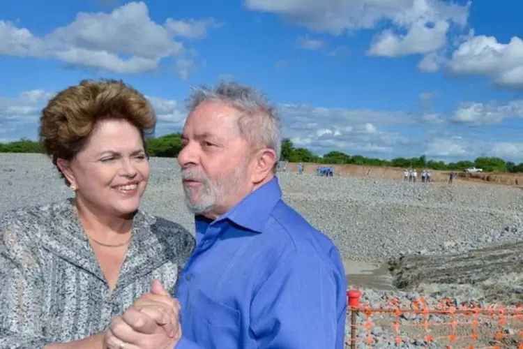 Dilma Rousseff e Lula durante visita às obras do Projeto de Integração do Rio São Francisco (Cadu Gomes/Dilma 13/Divulgação)