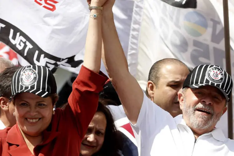 
	Dilma Roussef e o ex-presidente Lula fazem carreata em S&atilde;o Bernardo do Campo
 (Paulo Whitaker/Reuters)