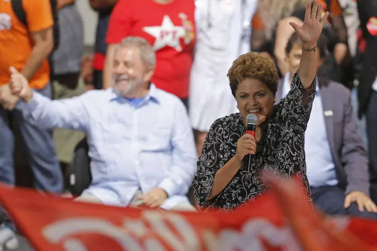 Presidente Dilma discursa ao lado do ex-presidente Lula durante um comício em São Paulo (Paulo Whitaker/Reuters)
