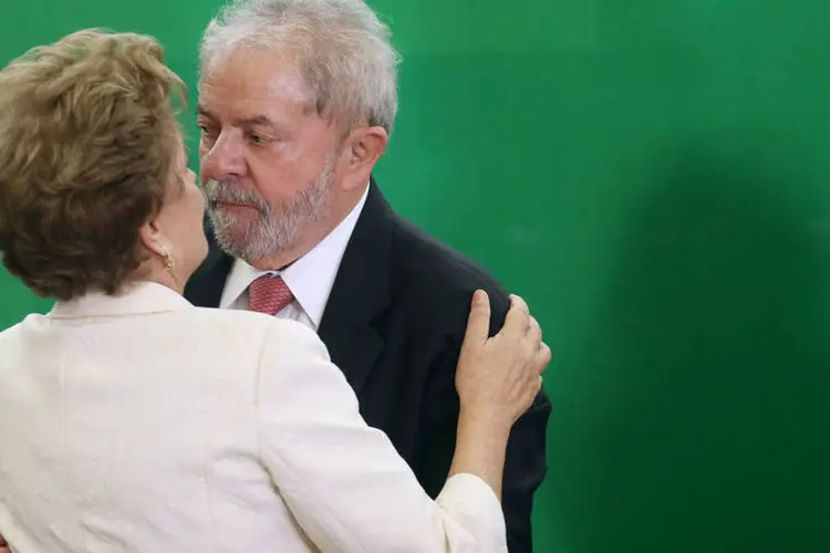 Presidente Dilma Rousseff abraça ex-presidente Lula durante sua posse como ministro, Brasília, dia 17/03/2016 (Adriano Machado / Reuters)