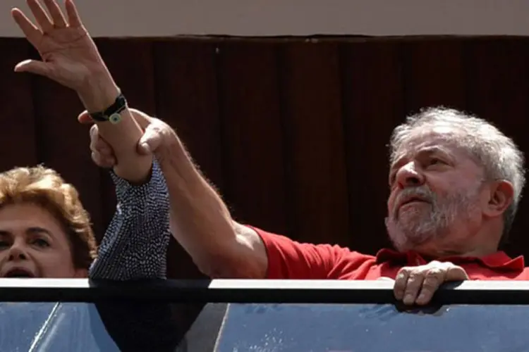 
	Dilma e Lula: ele est&aacute; em Bras&iacute;lia desde a noite de segunda, 21, e tenta exercer uma esp&eacute;cie de articula&ccedil;&atilde;o informal do governo
 (Nelson Almeida / AFP)