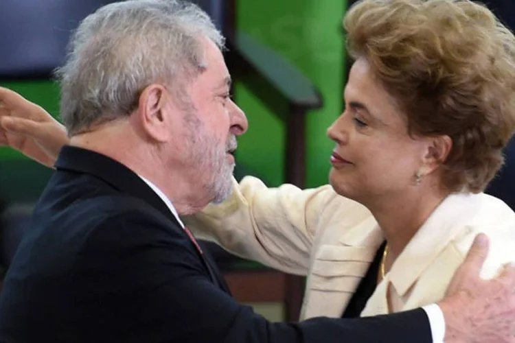
	Dilma e Lula: embora Lula tenha sido empossado hoje, a liminar de um juiz federal de Bras&iacute;lia suspendeu temporariamente a sua nomea&ccedil;&atilde;o
 (Evaristo Sá / AFP)