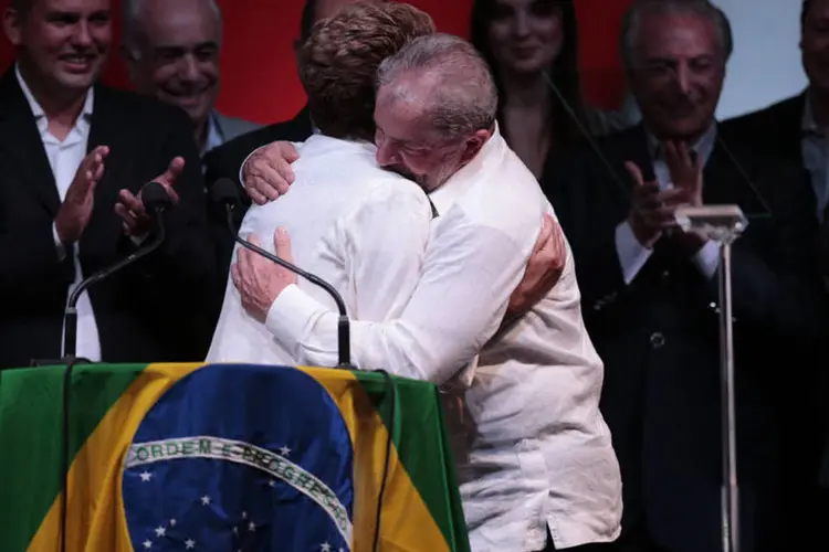 
	Presidente Dilma Rousseff (PT) e o ex-presidente Luiz In&aacute;cio Lula da Silva se abra&ccedil;am durante uma coletiva ap&oacute;s o resultado da elei&ccedil;&atilde;o, em Bras&iacute;lia
 (Ueslei Marcelino/Reuters)