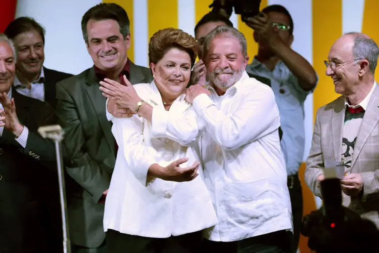 Dilma Rousseff (PT) e o ex-presidente Lula se abraçam durante uma coletiva após o resultado da eleição, em Brasília (Ueslei Marcelino/Reuters)