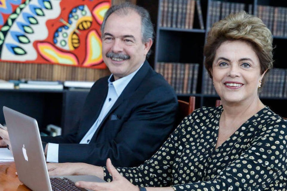 
	Dilma e Mercadante: atualmente, a lei exige que os governos apliquem um percentual m&iacute;nimo de suas receitas em educa&ccedil;&atilde;o e sa&uacute;de
 (Facebook Dilma Rousseff / Divulgação)
