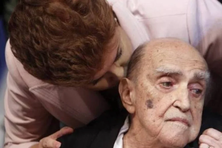 A presidente Dilma Rousseff, então candidata à Presidência, beija o arquiteto Oscar Niemeyer durante encontro com artistas e intelectuais no Rio de Janeiro em outubro de 2010 (Bruno Domingos/Reuters)