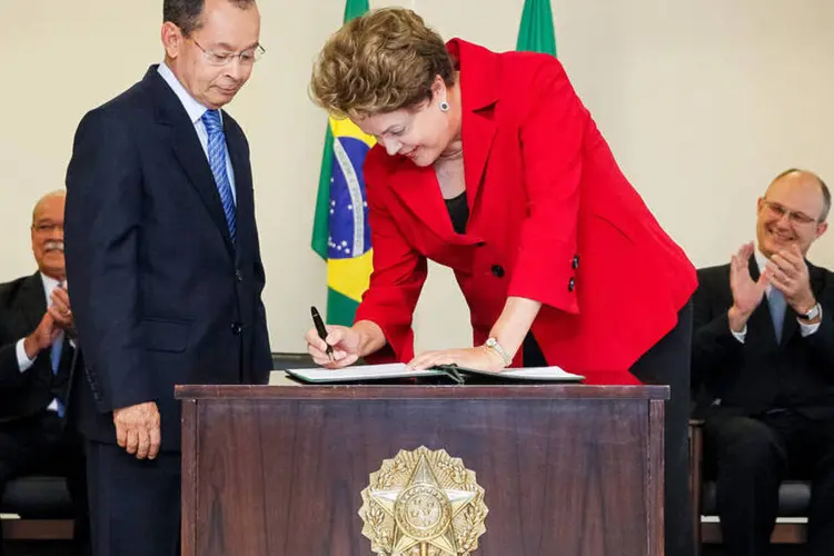 Dilma durante cerimônia de posse dos novos ministros dos Transportes e da Secretaria de Portos (Roberto Stuckert Filho/PR)