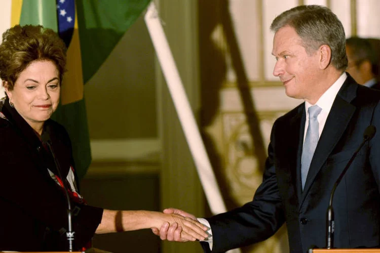 
	Dilma e o presidente da Finl&acirc;ndia, Sauli Niinist&ouml;: &ldquo;Transmiti ao presidente a admira&ccedil;&atilde;o dos brasileiros pelo modelo educacional da Finl&acirc;ndia, modelo que &eacute; hoje uma refer&ecirc;ncia global&quot;
 ( Reuters / Jussi Nukari)
