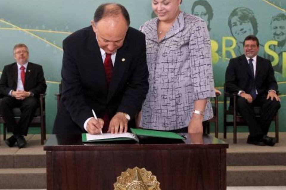 Dilma empossa novo ministro do Desenvolvimento Agrário