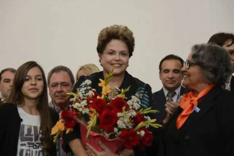 Dilma Rousseff recebe flores durante convenção nacional do PROS (Valter Campanato/Agência Brasil)
