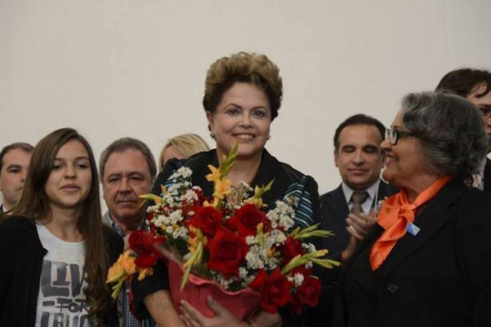 Em ato do PROS, Dilma faz crítica velada a adversários