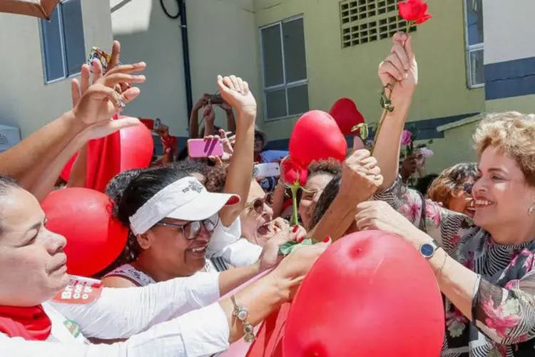 
	Dilma: as mulheres levaram cartazes de apoio &agrave; presidente e bal&otilde;es em formato de cora&ccedil;&atilde;o e entregaram flores
 (Roberto Stuckert Filho/PR)