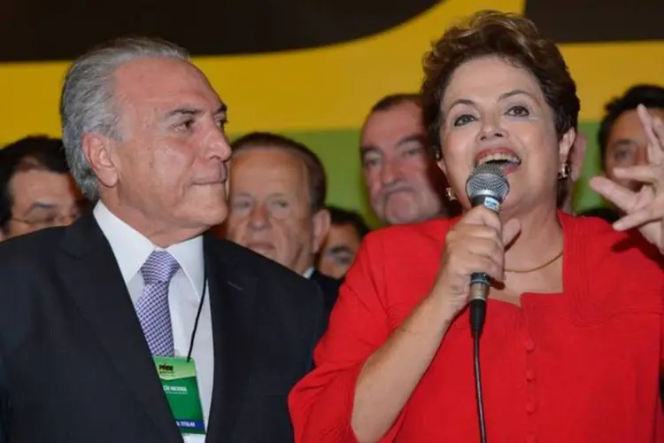 
	Temer e Dilma: o vice-presidente disse que, com autoriza&ccedil;&atilde;o de Dilma, vai levantar cargos e demandas dos parlamentares como parte do trabalho de recompor a base aliada
 (Fabio Rodrigues Pozzebom/Agência Brasil)