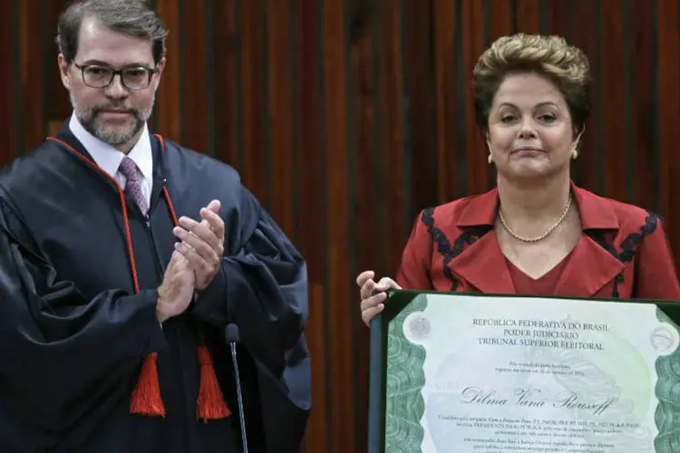 
	Toffoli e Dilma: presidente recebeu o diploma das m&atilde;os do presidente da Corte eleitoral
 (Joedson Alves/Reuters)