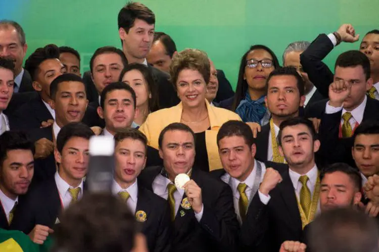 
	Dilma recebe campe&otilde;es da olimp&iacute;ada de profiss&otilde;es t&eacute;cnicas
 (Marcelo Camargo/ Agência Brasil)