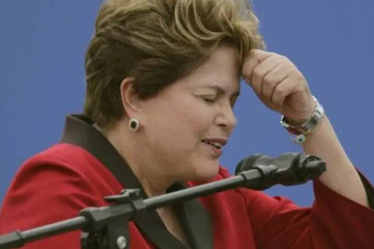 Presidente Dilma Rousseff gesticula durante cerimônia que lança Programa Nacional de Gerenciamento de Risco e Resposta a Desastres Naturais, em Brasília (Ueslei Marcelino/Reuters)