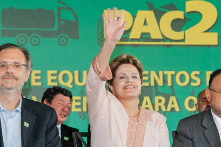 Presidente Dilma Rousseff durante cerimônia de entrega de 151 máquinas para municípios de Minas Gerais, em Contagem (Roberto Stuckert Filho/PR)