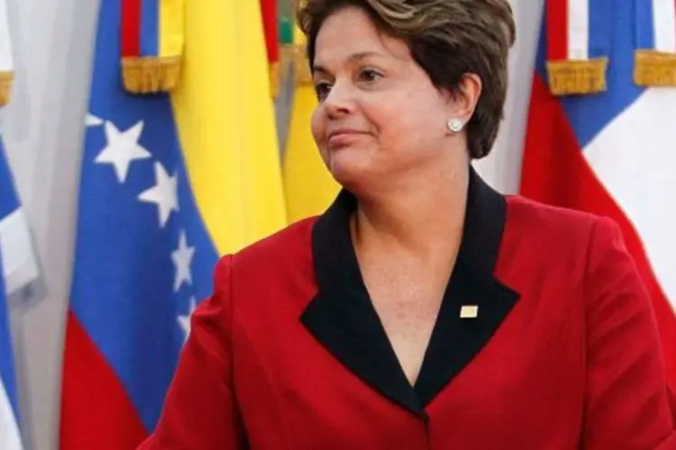 Dilma Rousseff em Mendoza, na Argentina:  ''Nós damos incentivos fiscais e financeiros e queremos um retorno para todo o país'', afirmou em entrevista coletiva (Enrique Marcarian/Reuters)
