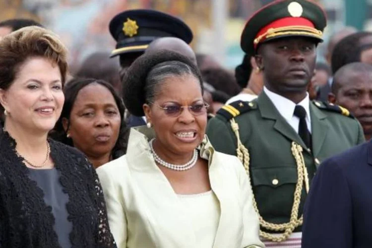 Presidente Dilma Rousseff ao lado do Presidente e da 1ª Dama de Moçambique, durante Cerimônia de Oferenda Floral a Samora Machel (Roberto Stuckert Filho/PR)