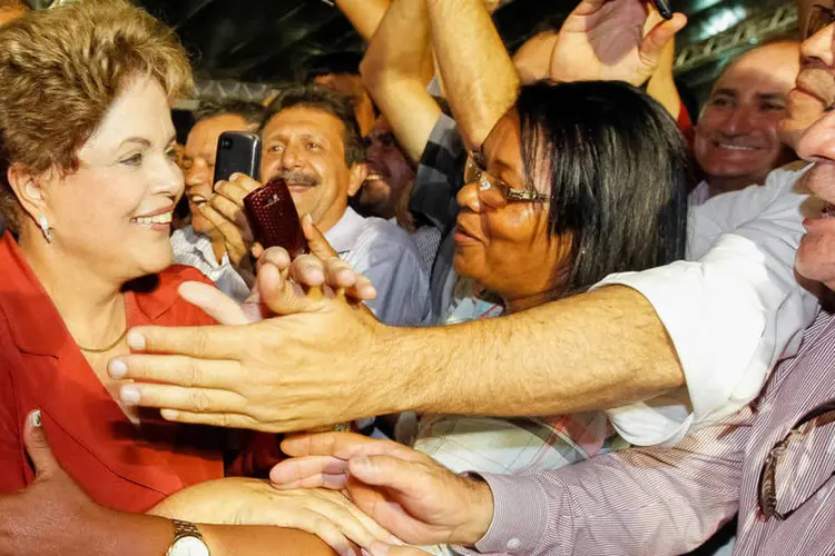 Presidente Dilma Rousseff cumprimenta populares durante cerimônia em Serra Talhada, Pernambuco (Roberto Stuckert Filho/PR)