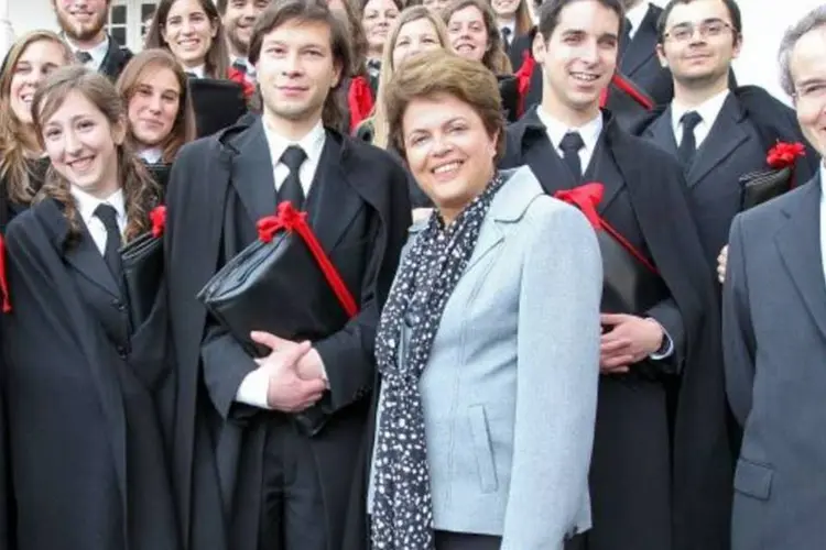 Dilma Rousseff foi convidada por outra turma de estudantes para tirar fotos com os formandos na escada da Universidade (Presidência da República)