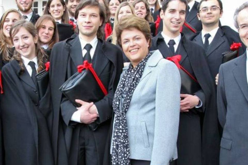 Dilma é recebida com honras por estudantes de Coimbra
