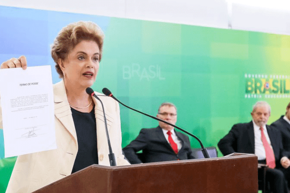 "Os golpes começam assim", diz Dilma sobre gravação