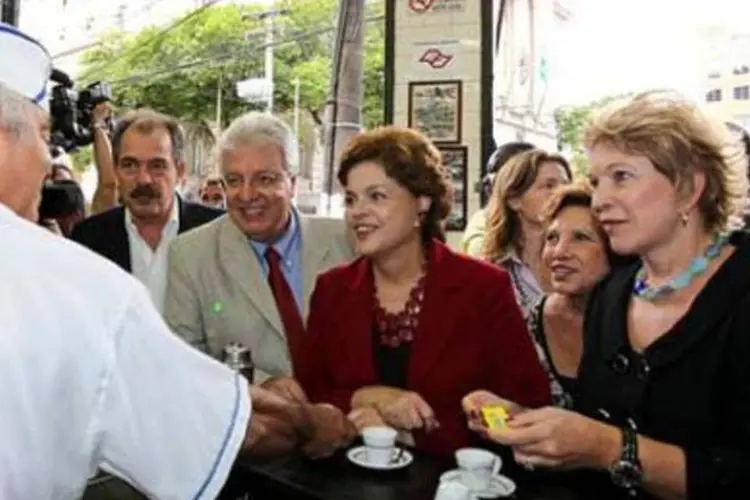 Parada para um cafezinho: a presidenciável Dilma Rousseff com seus aliados Mercadante e Marta.  (.)