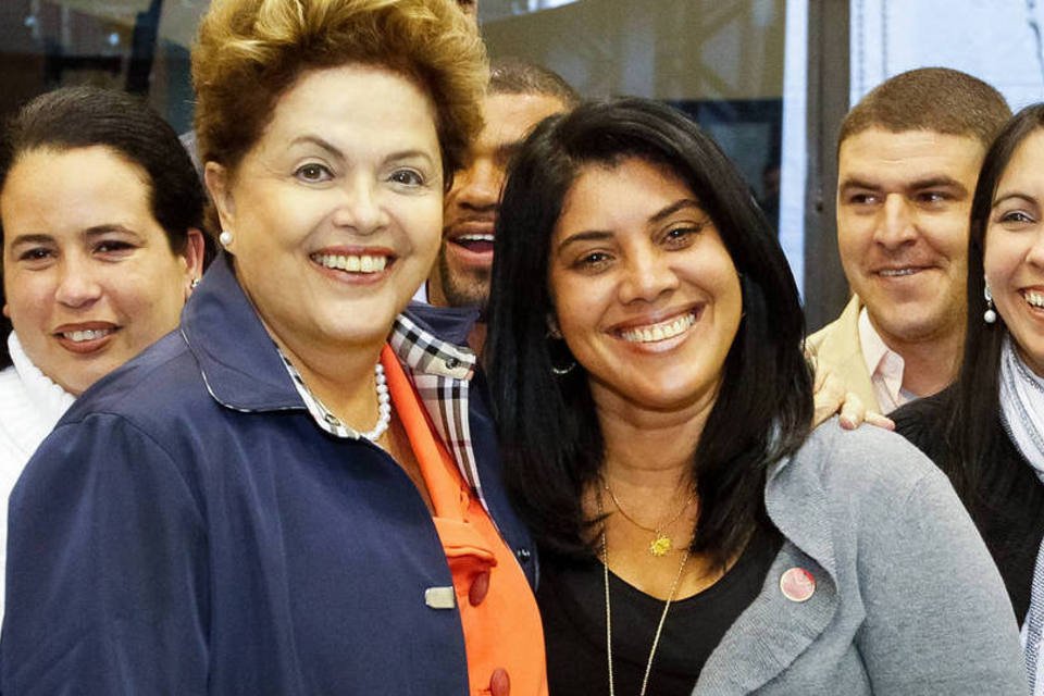 Dilma não fala com imprensa ao chegar para jantar em SP