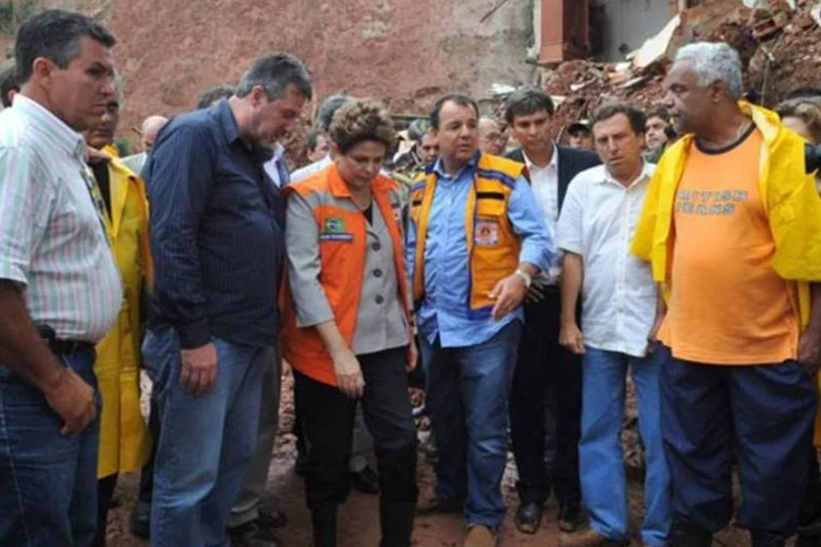 A presidenta Dilma Rousseff visita áreas atingidas pelas chuvas em Nova Friburgo (Valter Campanato/ABr)