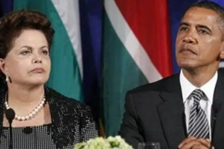 A presidente Dilma Rousseff e o presidente dos Estados Unidos, Barack Obama, assistem vídeo em encontro em Nova York (Kevin Lamarque/Reuters)