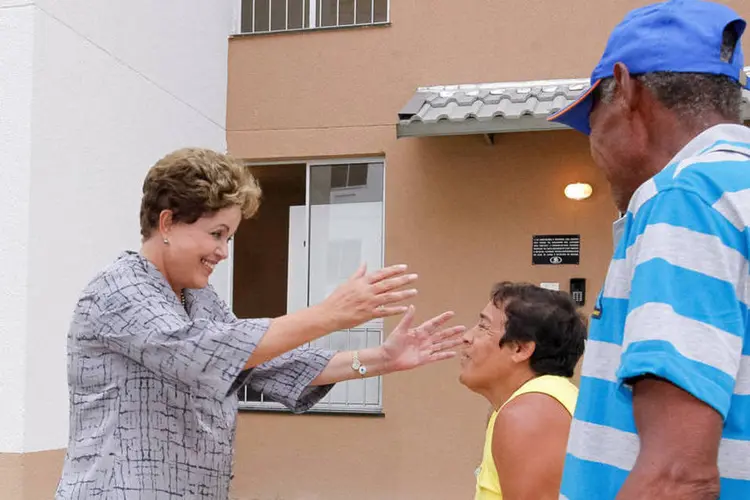 
	Dilma Rousseff durante entrega de unidades habitacionais do Programa Minha Casa Minha Vida: uma das oara o adiamento &eacute; que n&atilde;o h&aacute; dinheiro para contratar novas moradias para a faixa 1 do programa at&eacute; segundo semestre de 2016
 (Roberto Stuckert Filho/PR)