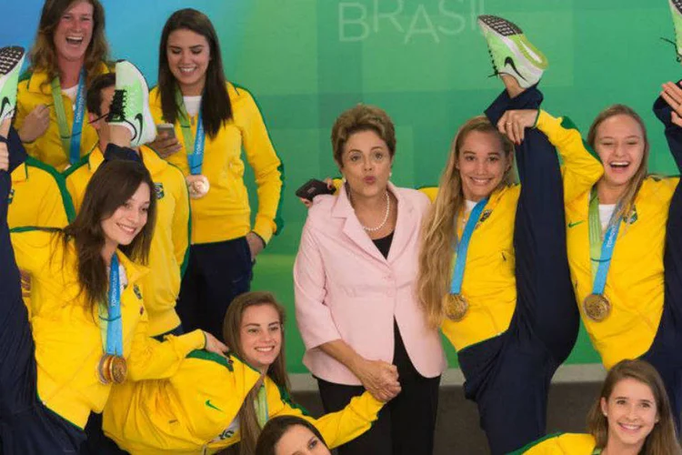 
	Dilma recebe atletas do Brasil do Pan e Parapan de 2015
 (Marcelo Camargo/Agência Brasil)