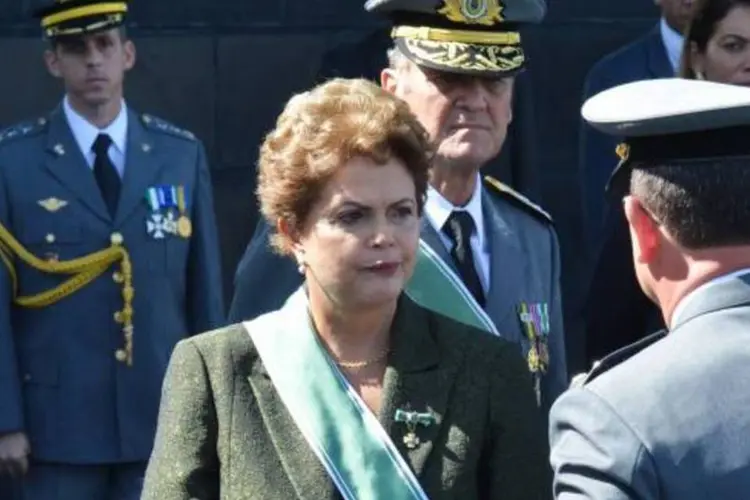 
	A presidente Dilma Rousseff e o ministro da Defesa, Jaques Wagner, participam da cerim&ocirc;nia comemorativa do Dia do Ex&eacute;rcito, no Setor Militar Urbano
 (Agência Brasil/ Antonio Cruz)