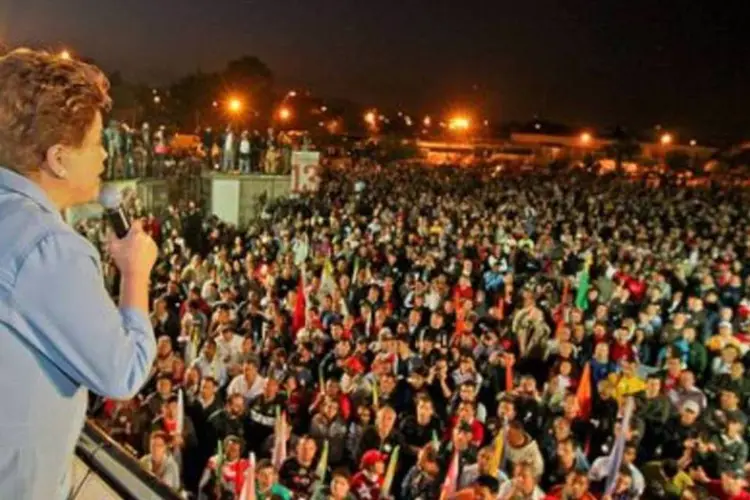 Dilma Rousseff discursa nesta segunda-feira, em frente à fábrica da Mercedes-Benz do Brasil (.)